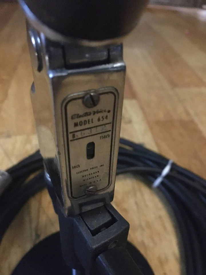 1950 Electro Voice EV 654 microfone dinâmico, cabo e suporte. - Imagem 1 de 4