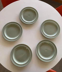 "Plato de ensalada Wedgwood Celadon 9"" todo verde Inglaterra - En muy buen estado" - Imagen 1 de 3