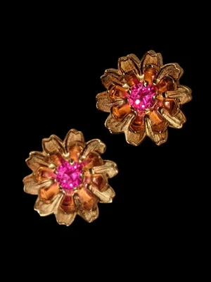 Pendientes de oro amarillo macizo de 10 quilates de 3,3 mm de ancho con flor de rubí rosa con tornillo trasero de 2,2 g Foto 1 de 4