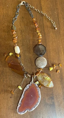 Collar multicapa colgante de ágata gruesa con cuentas de vidrio dorado Chico's Foto 1 de 4