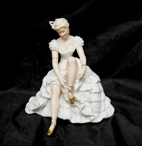 Vintage Wallendorf Porzellan Figur Ballerina sitzend Ballettschuhe anziehend - Bild 1 von 13