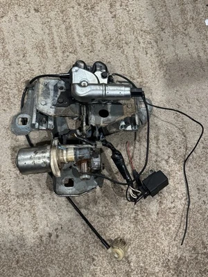 Motor desmontable maletero Camaro Firebird 82-92 Foto 1 de 4