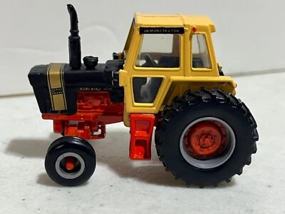 Tractor demostrador Case 1070 Agri-King dorado con cabina y pesos traseros 1/64 de Ert Foto 1 de 4