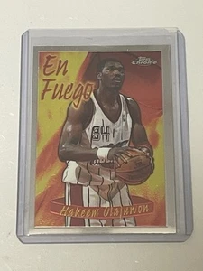 INSERTO - 1996-97 Topps Cromo #2 Hakeem Olajuwon "Lo mejor de la temporada - En Fuego" - Imagen 1 de 3