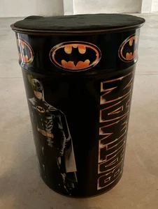BATMAN THE MOVIE BIDONE LATTA CUSCINO TIN TOY BIN LAYLA INTERNATIONAL DC COMICS - Picture 1 of 4