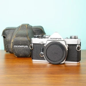 Olympus OM-1 analoge Spiegelreflexkamera 35 mm Gehäuse silber - getestet, top - Bild 1 von 10
