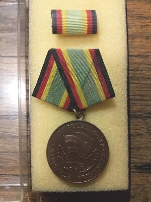 Medalla/cinta de servicio verdadero del ejército de Alemania Oriental (bronce) Foto 1 de 3