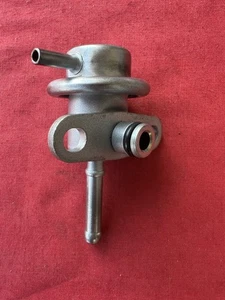 OEM DENSO Fuel Pressure Regulator for Suzuki 15160-82400 - Picture 1 of 3