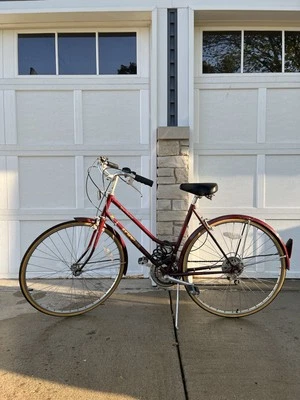 VINTAGE SCHWINN WOMENS WORLD TOURIST BIKE - FULLY FUNCTIONAL - Image 1 of 4