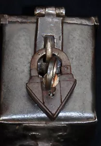 BASTONE SACRIFICALE IN FERRO SCATOLA SCARICO COLLEZIONE RINASCIMENTALE LUCCHETTO SOSPESO 1600 - Foto 1 di 12