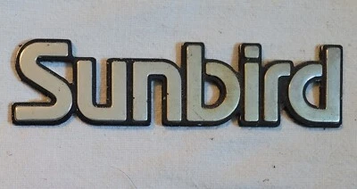 原装原始设备制造商通用 Pontiac Sunbird 徽章徽章铭牌标志,4 7/8 x 1 1/4 — 第 1/3 张图片