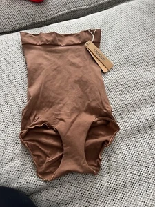 SKIMS NWT womans shapewear size medium - Picture 1 of 2
