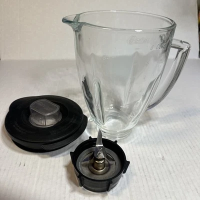 Licuadora Oster tarro de vidrio de 6 tazas, cuchillas de acero inoxidable con tapa negra Foto 1 de 4