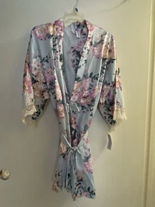 Flieder & London Damen Blumen grau Morgenmantel XL mit Bindebändern Brust 42” 44” Länge 35” Neu mit Etikett - Bild 1 von 8