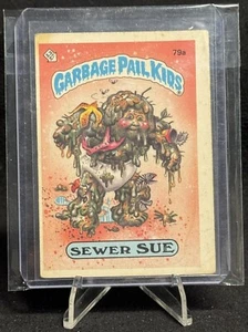 Topps Garbage Pail Kids 1985 GPK serie original 2 OS2 alcantarillado Sue 79a - Imagen 1 de 3