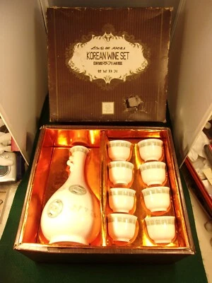 PRECIOSO RARO ANTIGUO DE COLECCIÓN AÑOS 60? JUEGO DE VINO COREANO PORCELANA HUESO NIEVE (So) y CAJA ORIGINAL Foto 1 de 4