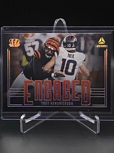 2025 Luminance Fútbol Comprometido Trey Hendrickson #1 Cincinnati Bengals Inserto - Imagen 1 de 2