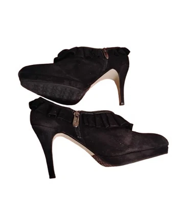 Tacones con volantes negros punta cerrada Adrienne Vittadini talla 9.5 Foto 1 de 4