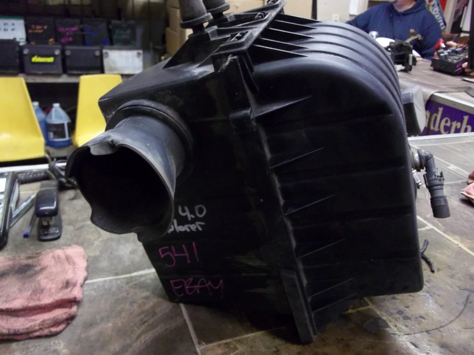 04 05 2004 2005 MERCURY MOUNTAINEER FORD EXPLORER OEM AIR CLEANER AIR BOX TUBE - Image 1 of 4