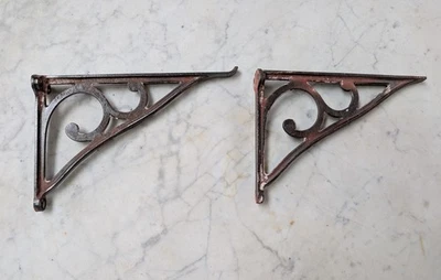 A PAIR OF RECLAIMED VICTORIAN CAST IRON BRACKETS / SHELF BRACKETS / CORBEL M2117 - Image 1 of 4