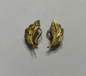Vintage Signed BSK Brushed Goldtone Leaf Clip On Earrings 1.25” Tall - Picture 1 of 3