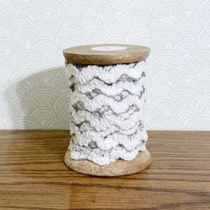 Anthropologie Ric Rac Band weiß 10 Yard Handwerk Nähen Borte Geschenkpapier mit Holzspule - Bild 1 von 5