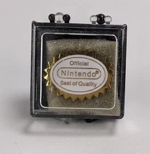 1990's NOA Nintendo Promotion / Employee Seal Quality Logo NES Button Pin Badge - Picture 1 of 4