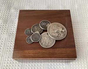 Vintage Palisander Schatulle mit 7 peruanischen Silbermünzen des 19. Jahrhunderts oben angebracht - Bild 1 von 7