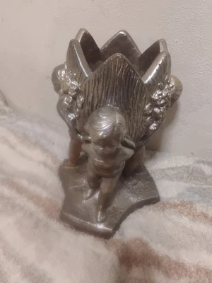 Antiguo alfarero de jardín querubín de cemento fundido desgastado Foto 1 de 4