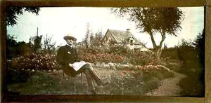 Autochrome Frères Lumière "homme au journal " panoramique Photo Vintage c 1910 - Imagen 1 de 2