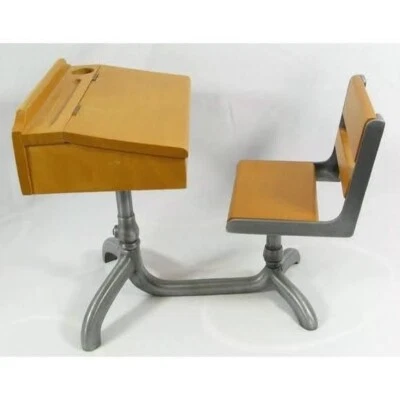 Mesa escolar Pleasant Company American Girl Molly aposentada - Imagem 1 de 3