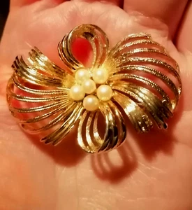 Spilla vintage con nastro texture tono oro finta perla firmata M. Jent - Foto 1 di 3