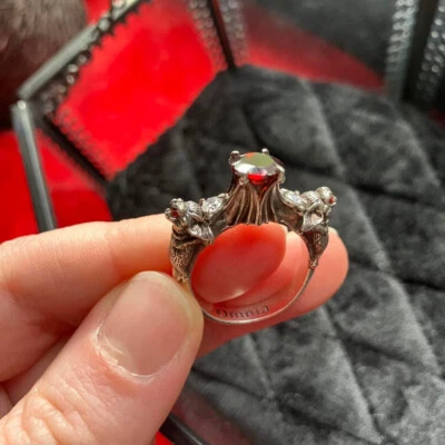 Anillo Nocturne II - *Omnia Studios* - Plata envejecida con granates y diamantes Foto 1 de 4