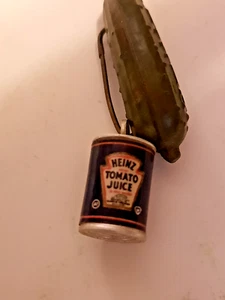 Vintage 1939 NY Worlds Fair giveaway HEINZ TOMATO JUICE CHARM w Pickle Pin - Imagen 1 de 5
