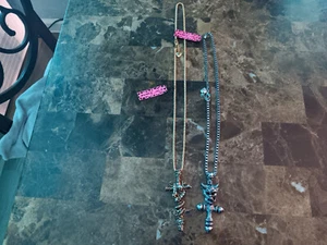 Betsey Johnson Lot of 2 metal crosses devil & skull necklaces NEW - Imagen 1 de 9