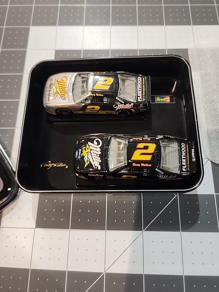 REVELL 1:64 Rusty Wallace #2 25 años en lata de coleccionista de carreras con 2 autos diecast Foto 1 de 2