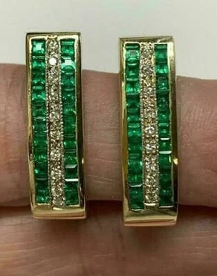 Pendientes de aro Huggie de esmeralda verde creados en laboratorio de 2,60 quilates con acabado en oro amarillo de 14 quilates Foto 1 de 4
