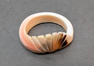 Geschnitzter Muschelring braun Handarbeit 0,75 cm Vintage - Bild 1 von 5