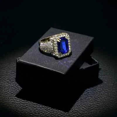 Anillo de boda de zafiro creado en laboratorio de corte esmeralda de 3 quilates enchapado en oro amarillo de 14 quilates para hombre Foto 1 de 4