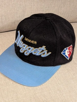 MITCHELL & NESS Denver Nugget’s Gold Trim NBA 75th Anniversary SnapBack Cap  - Imagem 1 de 4
