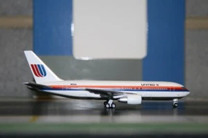 Aeroclassics 1:400 United Airlines Boeing 767-200 N613UA Die-Cast Model Plane - Picture 1 of 7