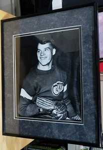 FOTO ROOKIE GORDIE HOWE FIRMATA IN ORO - Foto 1 di 2
