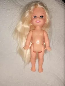 Adorabile 1994 Barbie KELLY bambola bionda - Foto 1 di 9