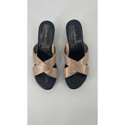 Sandálias Karen Scott de tiras tamanho 10 M dourado metálico salto baixo cunha sapatos - Imagem 1 de 4