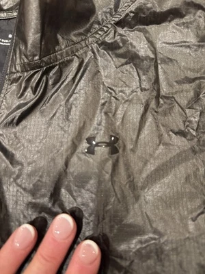 Chaqueta para mujer Under Armour 1349348 tejida metálica anorak negra talla M Foto 1 de 4