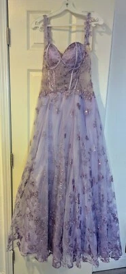 Vestido de baile de lavanda hasta el suelo con detalles de mariposa brillante y florales Foto 1 de 4