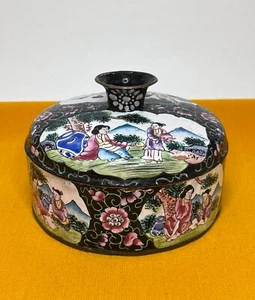 Antico vaso con coperchio cloisonné. Quadro smaltato donne che giocano in un prato. XX secolo - Foto 1 di 10
