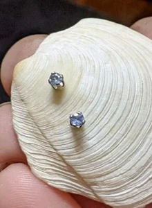 EIN PAAR ECHTE 2 MM RUNDE NATÜRLICHE TANSANIT OHRSTECKER MASSIV 0,925 SILBER - Bild 1 von 10