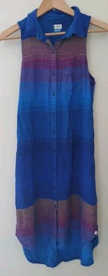Vestido camisa Kavu sem mangas Brighton com botões tamanho pequeno listra azul ao ar livre - Imagem 1 de 4