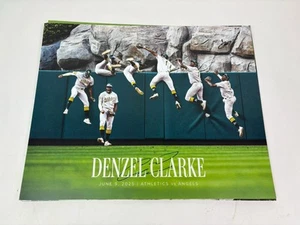Poster Cheer Card Denzel Clarke A’s HR Robbery 6/9 20/06/2025 Atletica Firmato - Foto 1 di 5